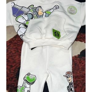 Toy story sweatsuit. Worn 1x at Disney. Very soft. Some piling, but GUC.